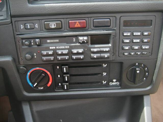 Bild 31/50 von BMW 325i (1989)