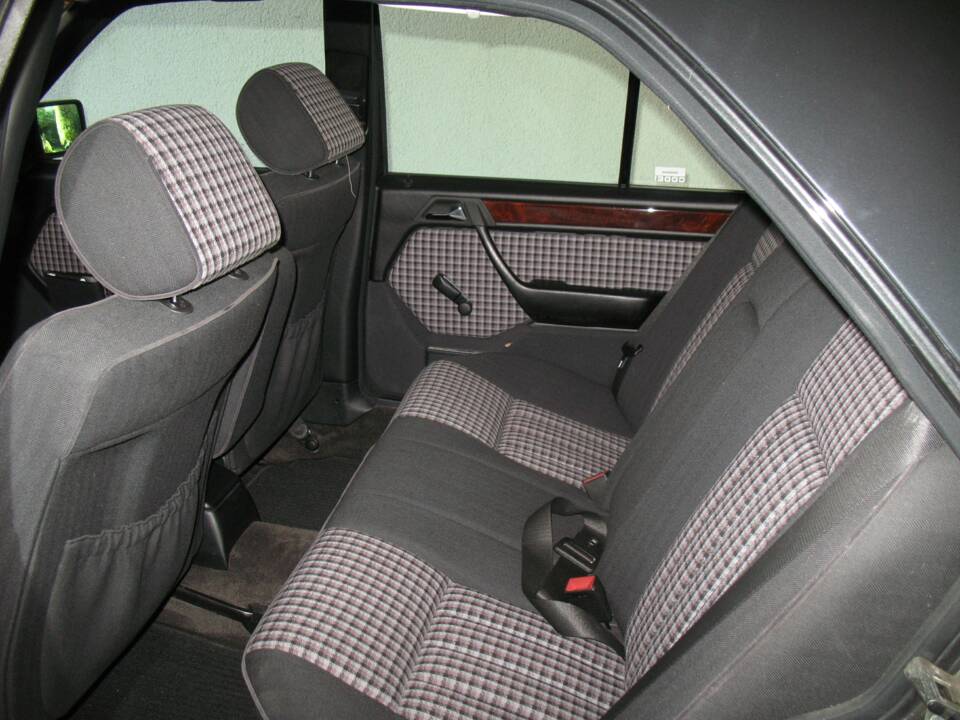 Bild 32/32 von Mercedes-Benz E 220 (1995)