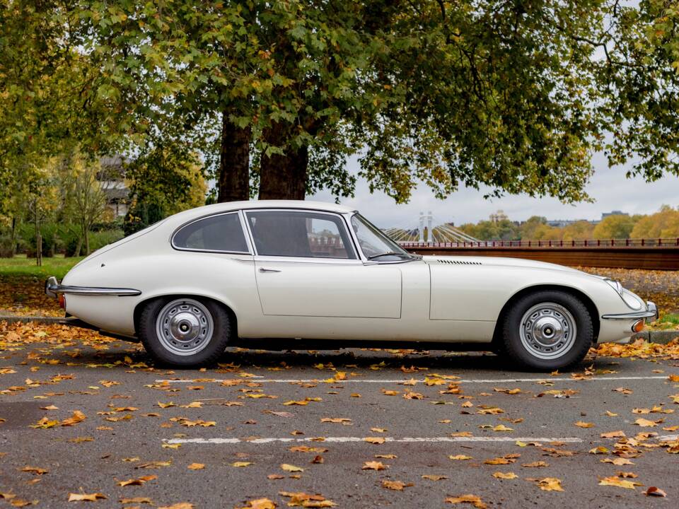 Image 2/50 de Jaguar Type E V12 (2+2) (1972)