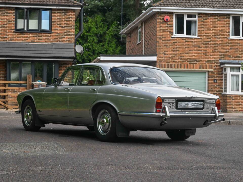 Image 3/50 of Jaguar XJ 6 4.2 (1971)