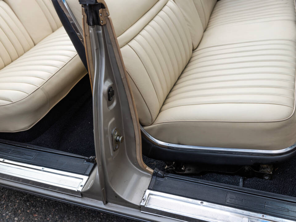 Image 42/135 of Lincoln Continental Convertible (1965)