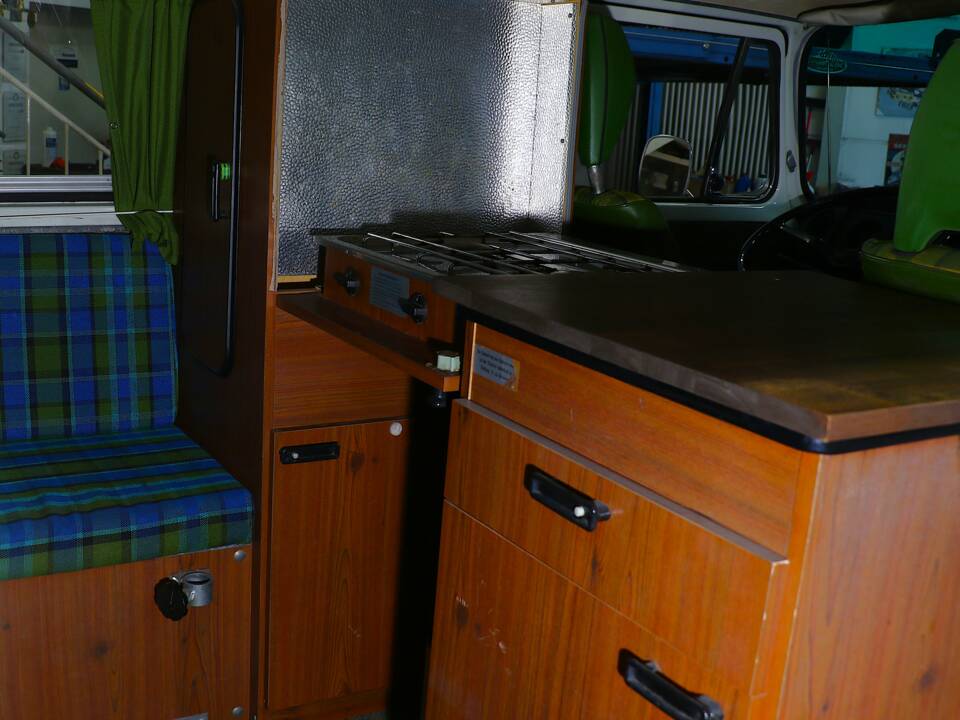 Bild 24/38 von Volkswagen T2b Camper (1974)