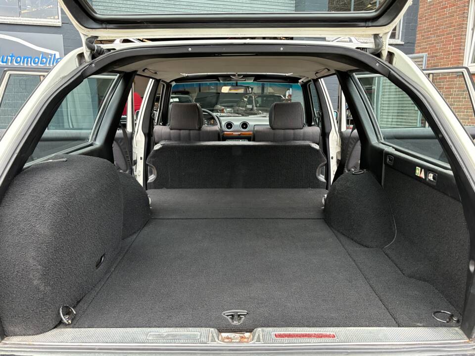 Image 30/66 of Mercedes-Benz 200 T (1984)