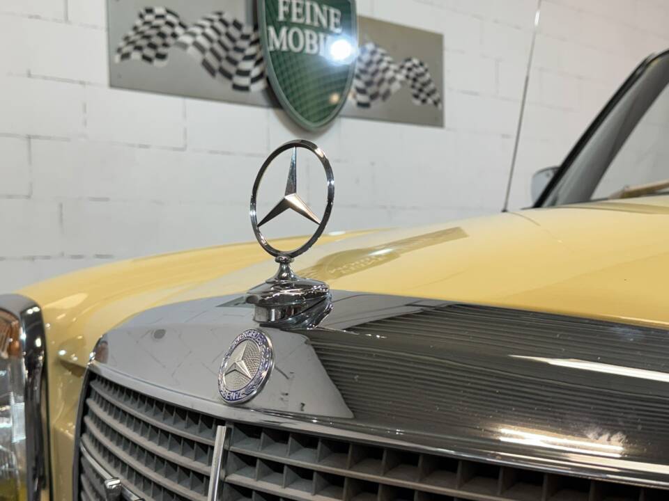 Immagine 25/35 di Mercedes-Benz 200 (1975)