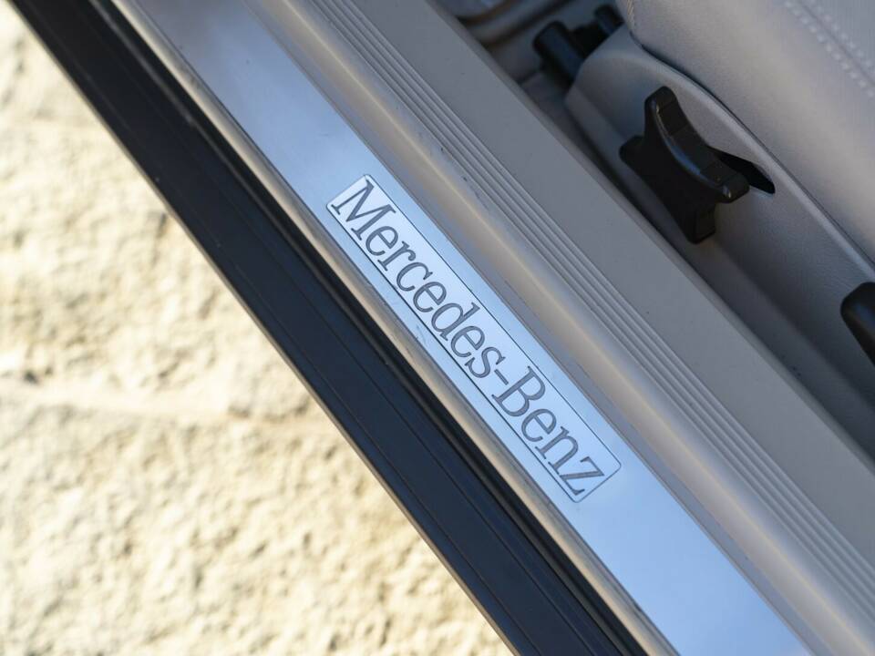 Image 34/50 of Mercedes-Benz CLK 200 (1997)