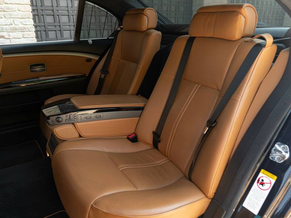 Bild 36/50 von BMW 745Li (2001)