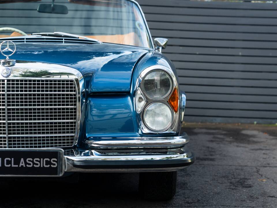 Image 17/57 de Mercedes-Benz 280 SE 3,5 (1971)