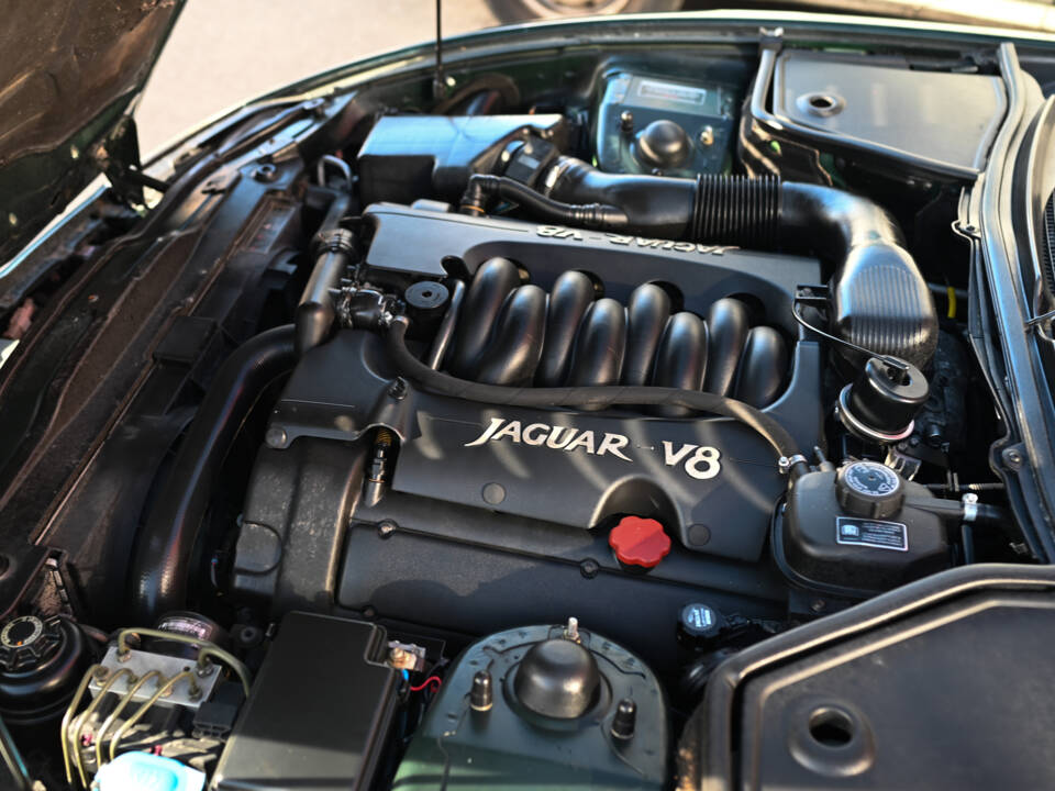 Image 22/23 of Jaguar XK8 4.0 (1998)