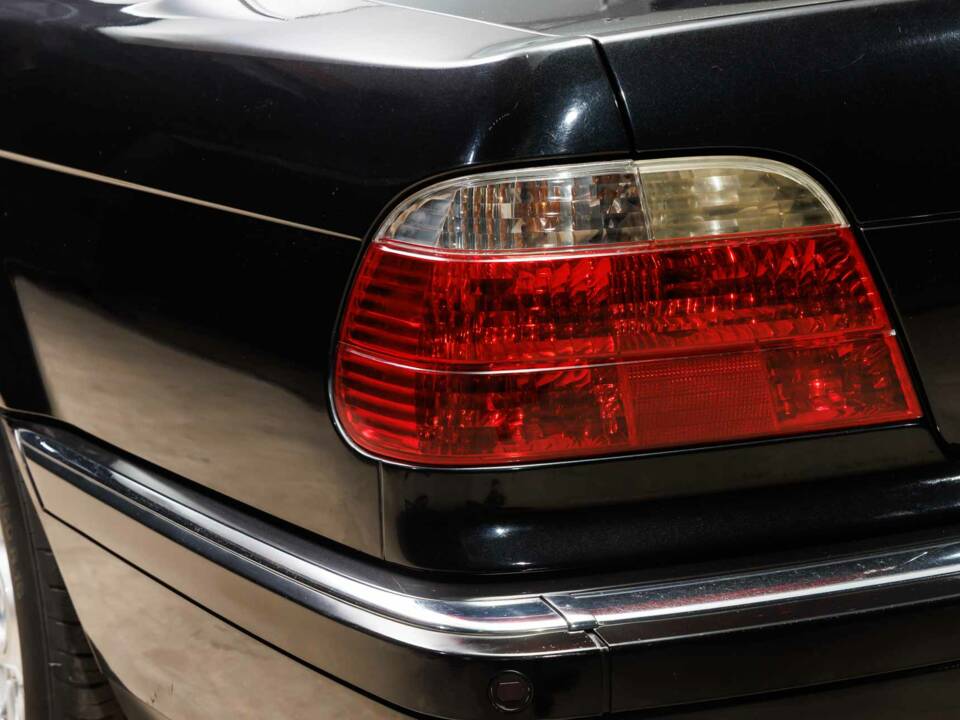 Image 32/41 of BMW 750i (2000)