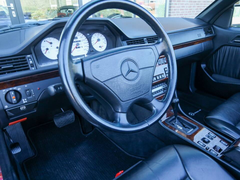 Immagine 28/50 di Mercedes-Benz 300 CE-24 3.4 AMG (1993)