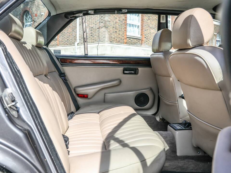 Bild 22/48 von Jaguar XJ 6 4.2 (1985)