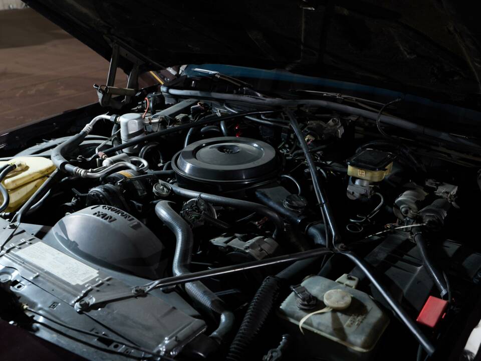 Image 56/58 of Cadillac Brougham Elegance (1988)