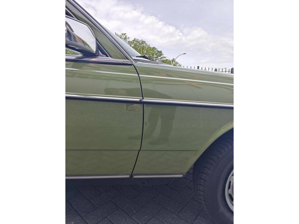 Immagine 22/50 di Mercedes-Benz 230 CE (1982)
