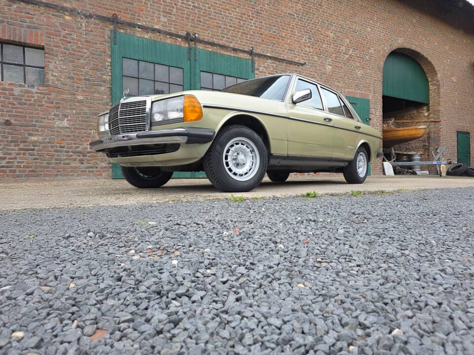 Image 8/73 of Mercedes-Benz 230 E (1985)