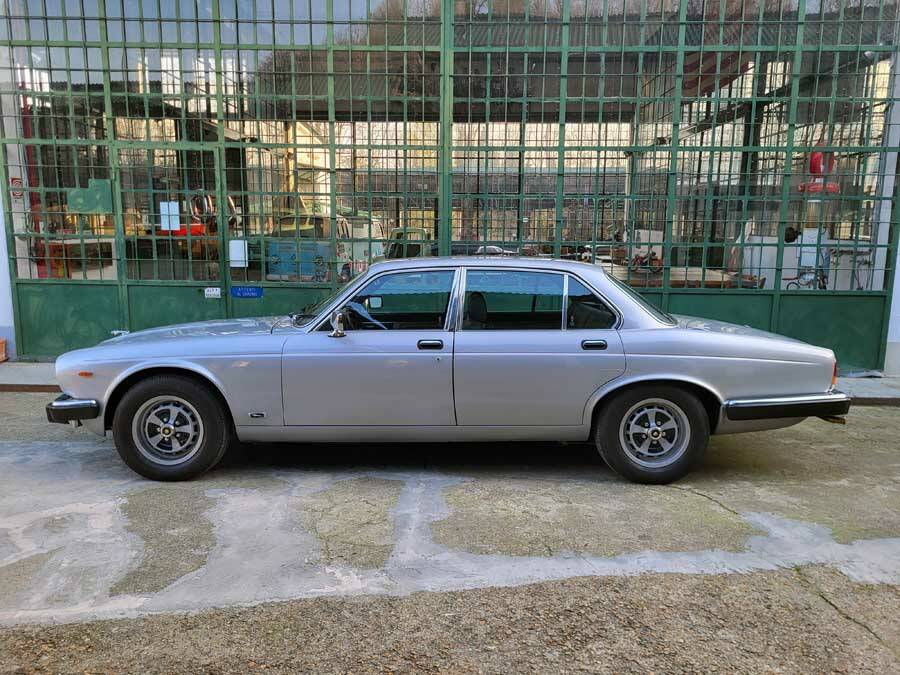 Image 2/39 de Jaguar XJ 6 4.2 (1982)