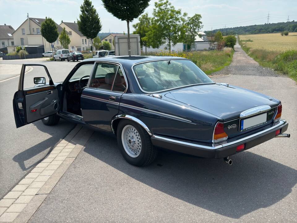 Image 11/20 of Daimler Double Six (1992)