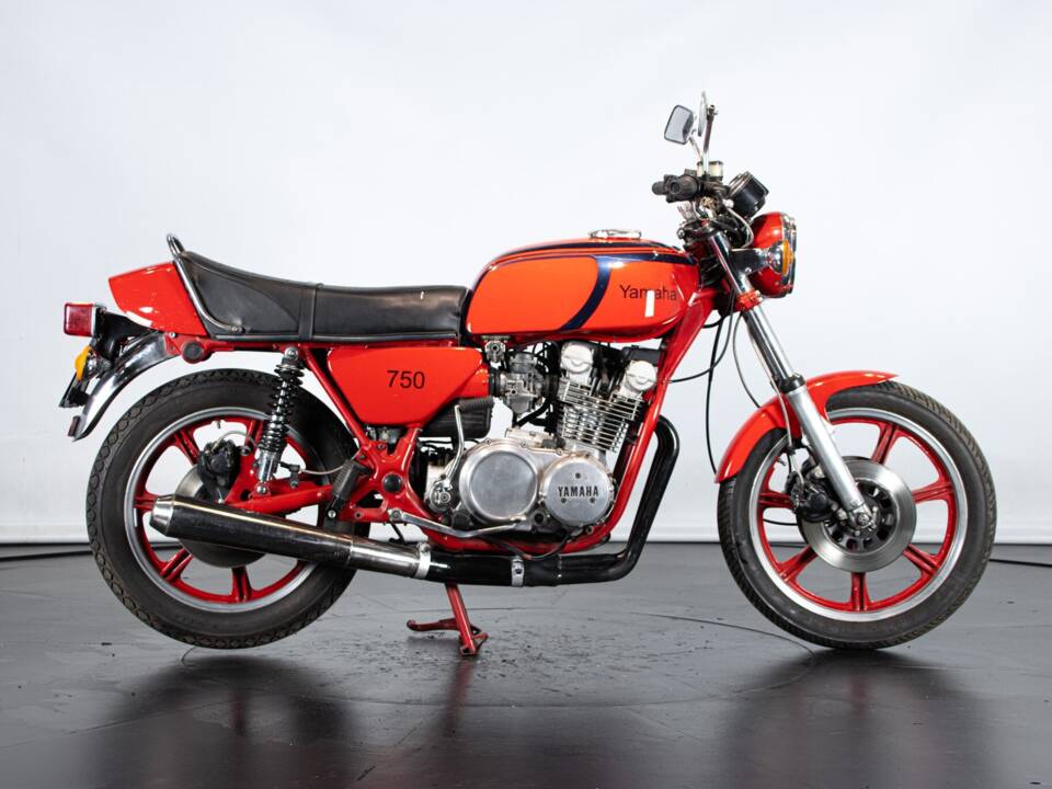 Image 5/50 of Yamaha XS 750 (1979)