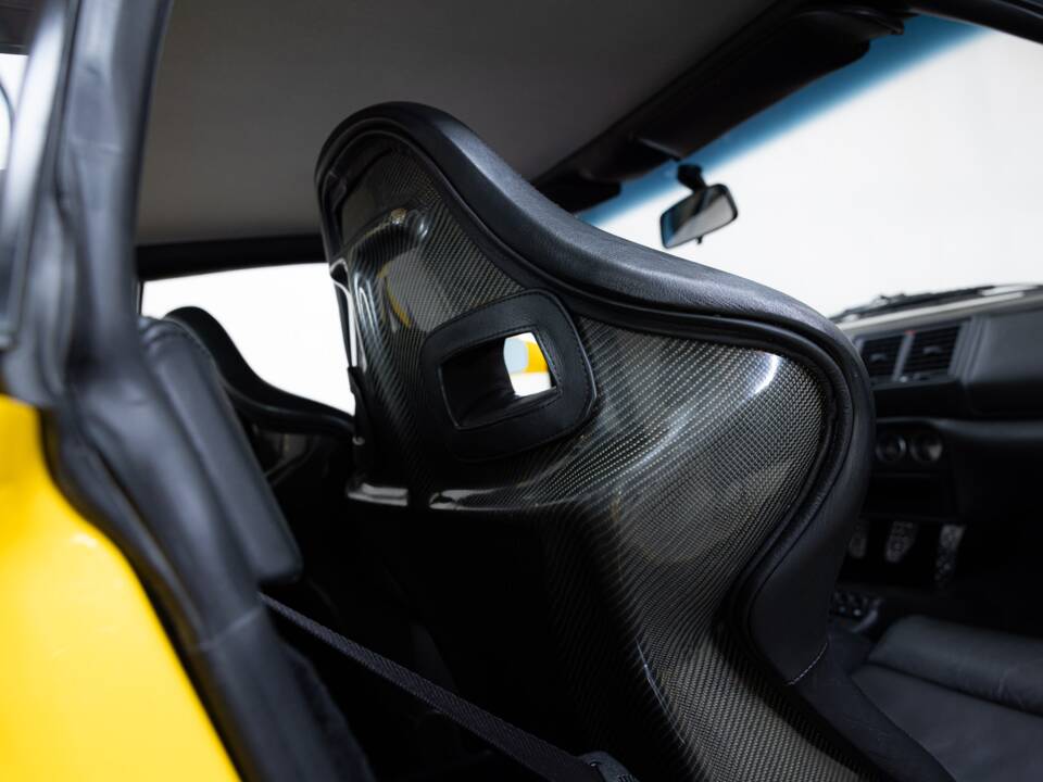 Image 18/36 de Ferrari F 355 Berlinetta (1995)