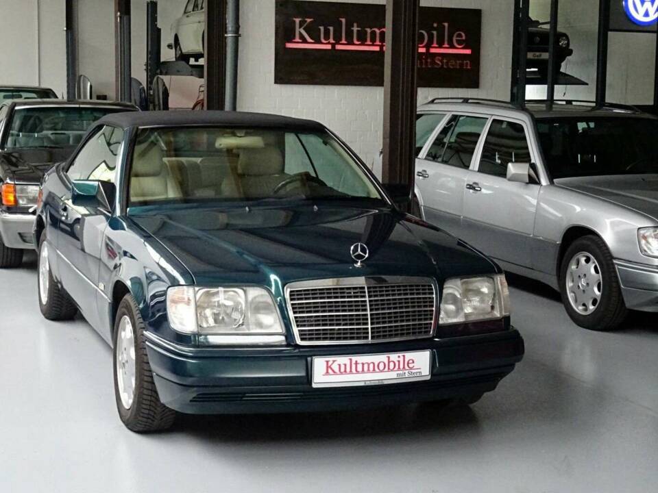 Image 3/14 of Mercedes-Benz 220 CE (1996)