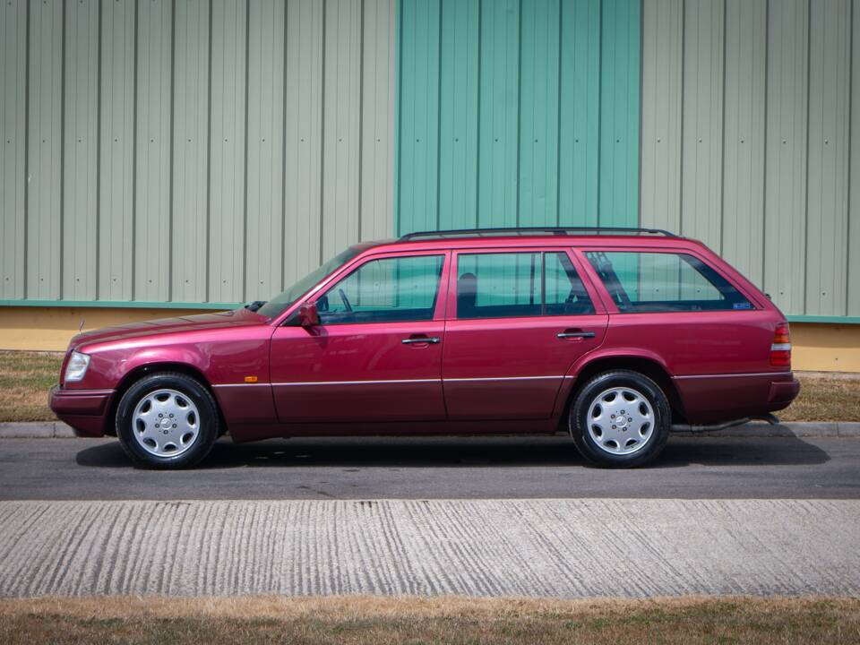 Bild 3/28 von Mercedes-Benz E 320 T (1993)