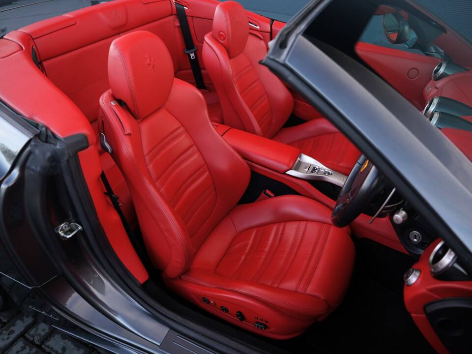 Image 13/50 of Ferrari California (2009)