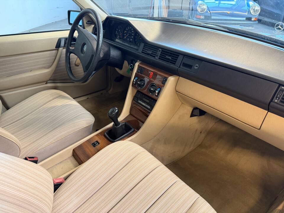 Afbeelding 11/36 van Mercedes-Benz 200 (1988)