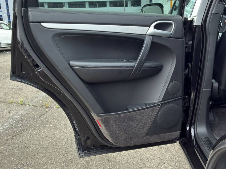 Image 33/50 of Porsche Cayenne Turbo (2007)