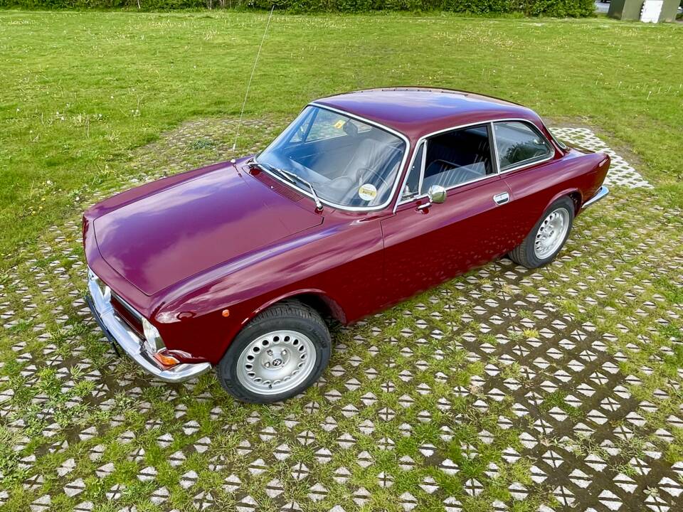 Bild 15/37 von Alfa Romeo Giulia 1600 GT Junior (1974)