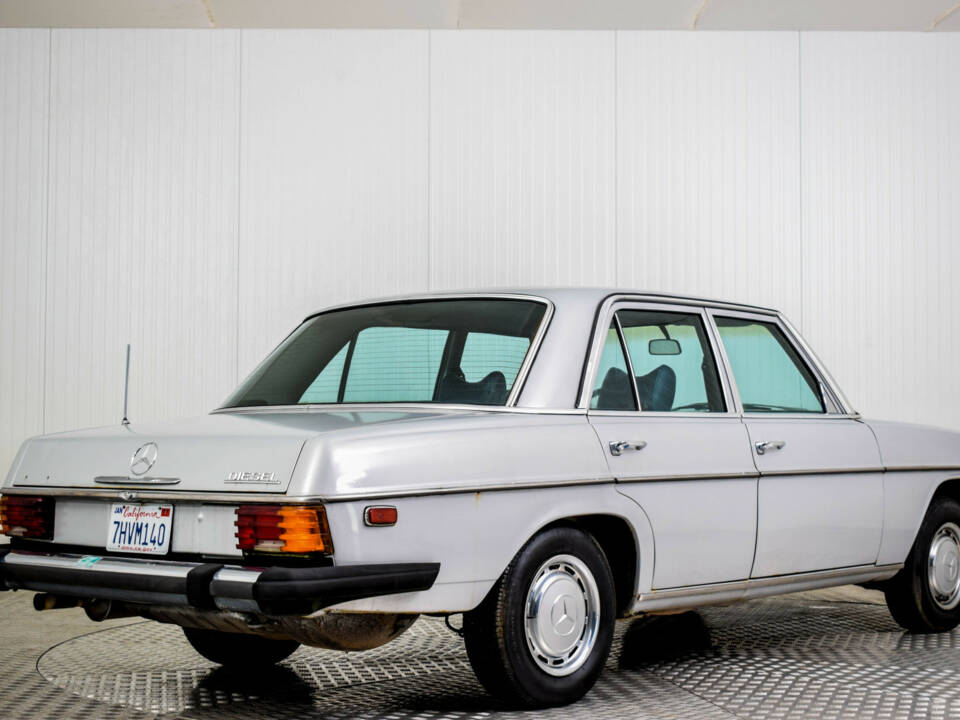Image 2/50 of Mercedes-Benz 240 D (1976)