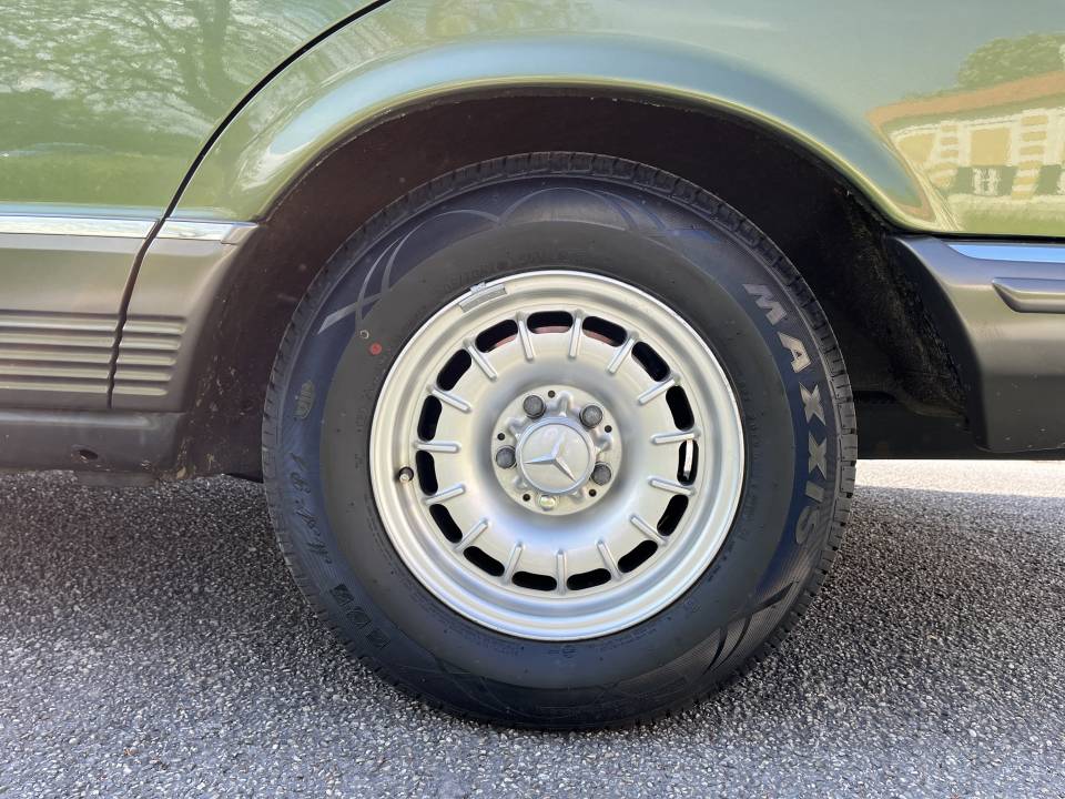 Image 17/50 of Mercedes-Benz 380 SE (1984)