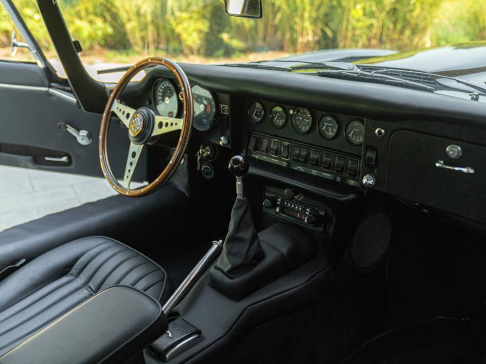 Image 27/50 de Jaguar E-Type (1968)