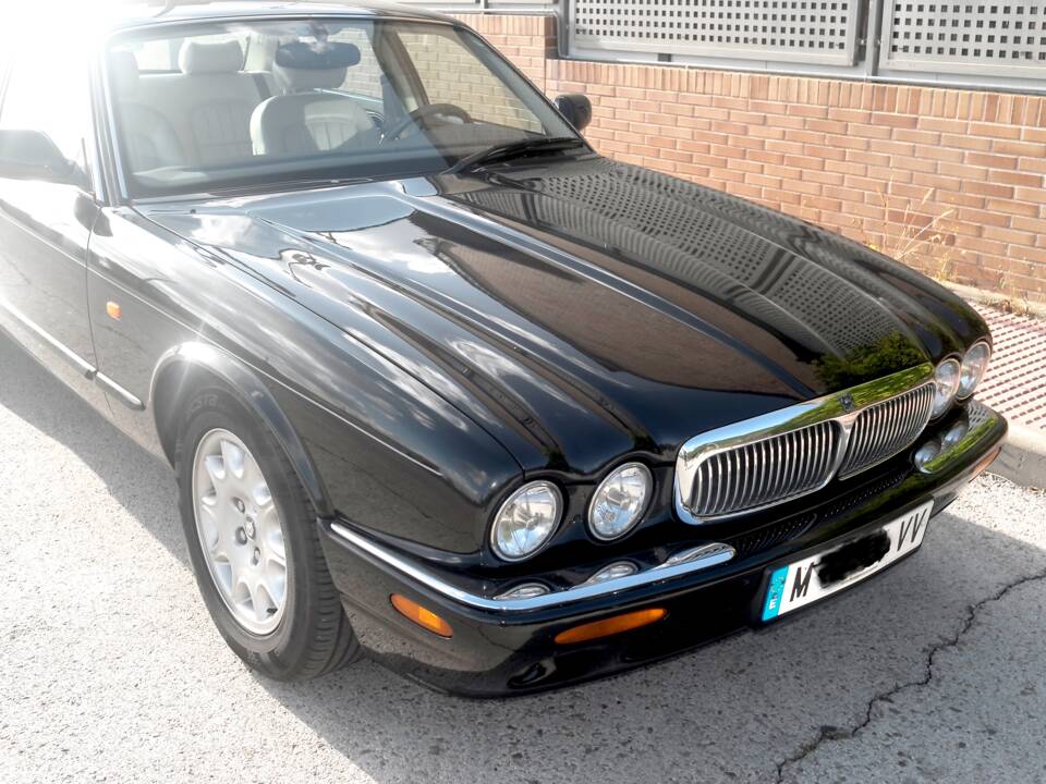 Image 2/8 of Jaguar XJ 8 Sovereign (1998)