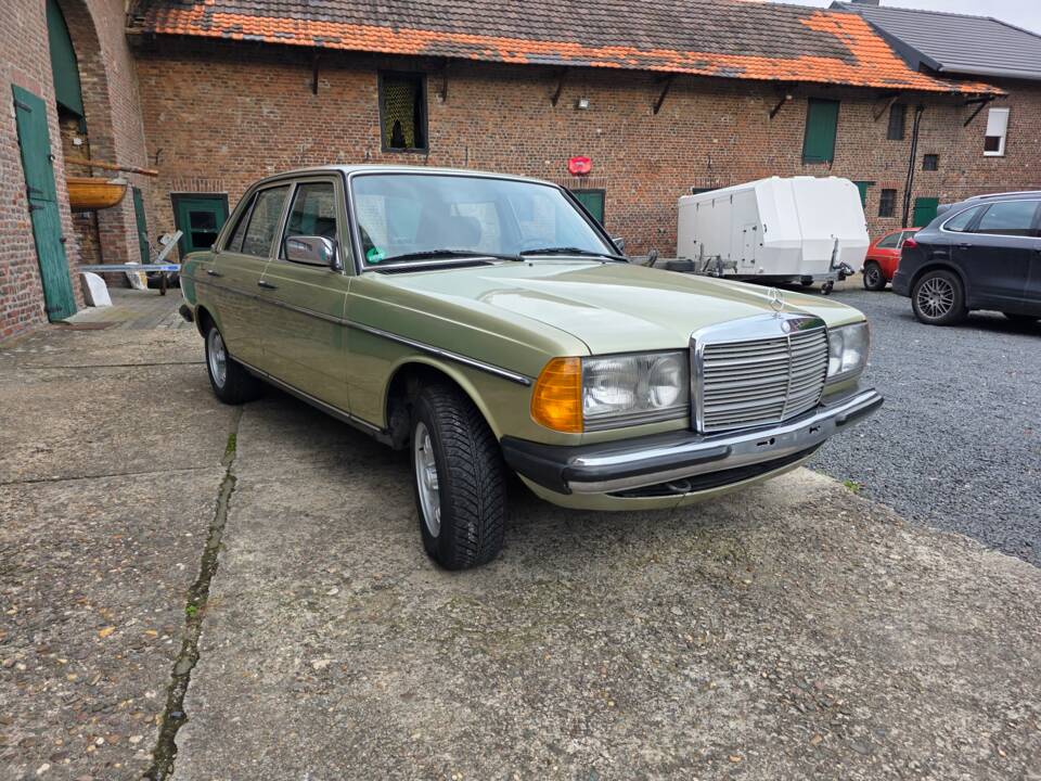 Image 27/73 of Mercedes-Benz 230 E (1985)