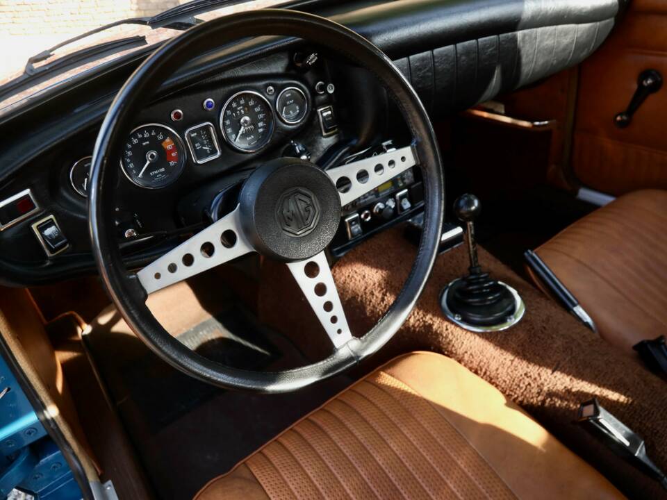 Immagine 13/50 di MG MGB GT (1971)