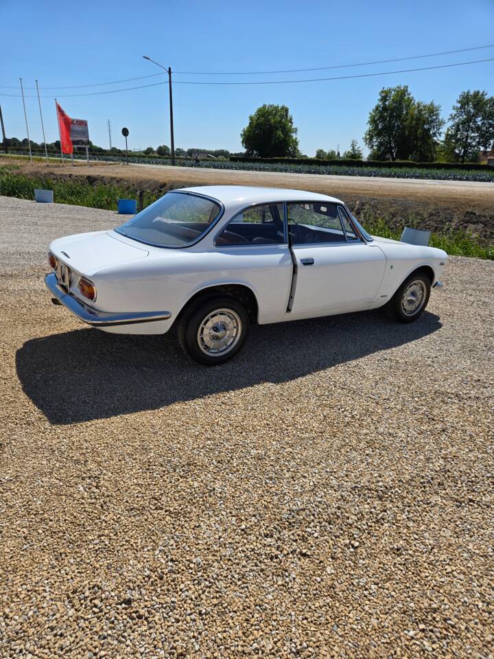 Image 5/84 of Alfa Romeo Giulia GT 1300 Junior (1968)
