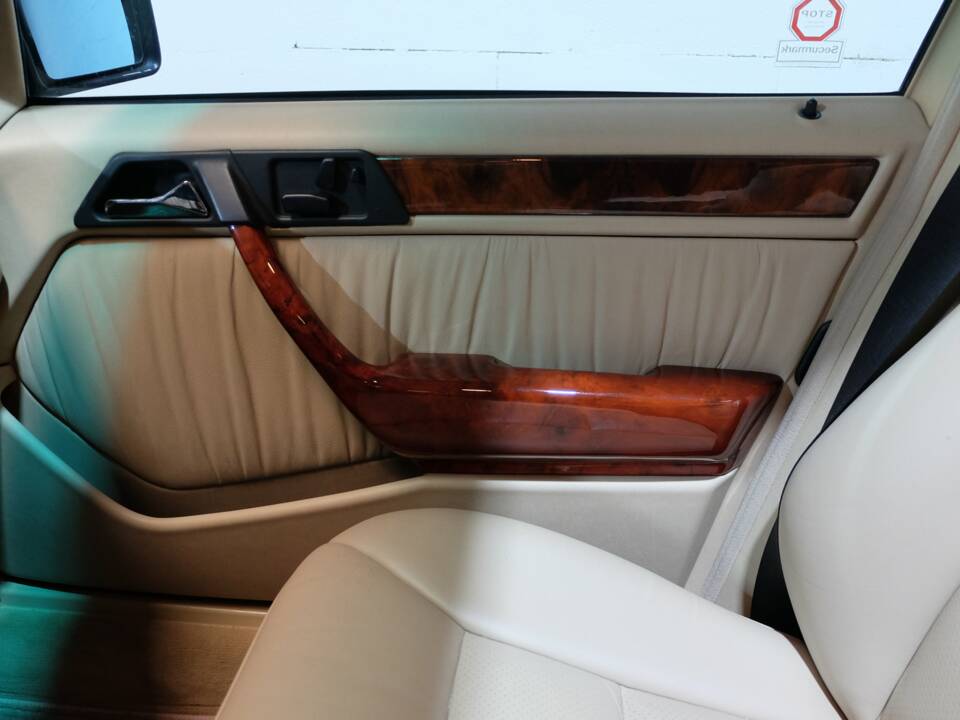 Image 11/32 de Mercedes-Benz 400 E (1991)