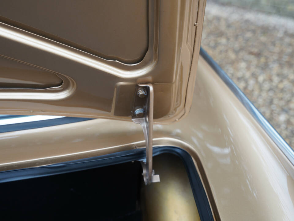 Image 27/50 of Volvo 1800 E (1972)