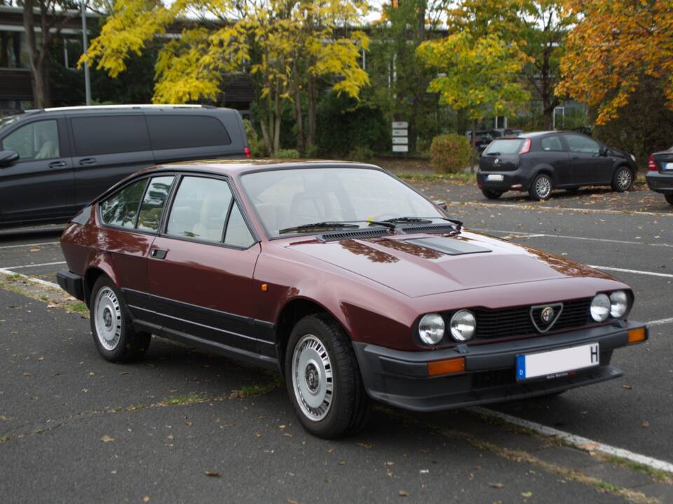 Immagine 6/30 di Alfa Romeo GTV 6 2.5 (1985)