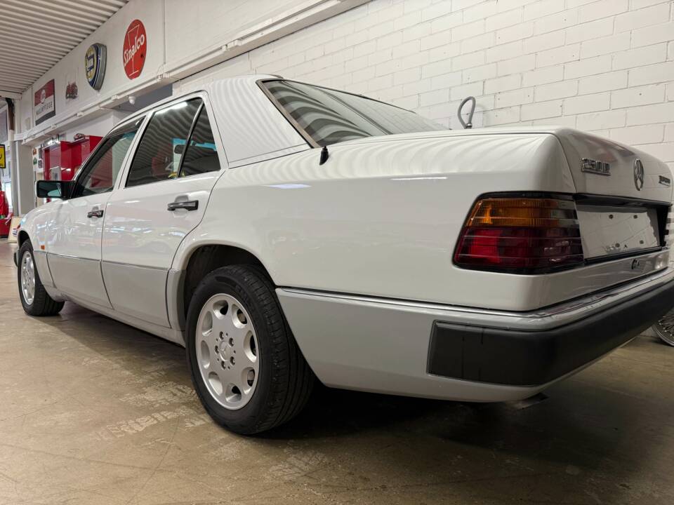 Bild 16/20 von Mercedes-Benz 250 D Turbo (1991)