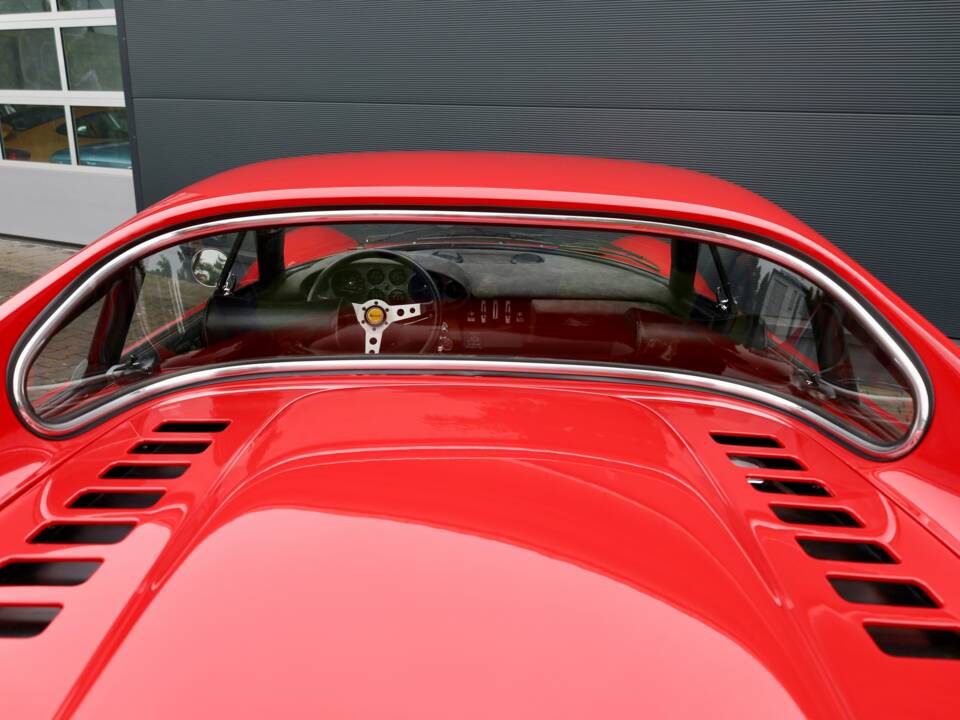 Image 13/24 de Ferrari Dino 246 GT (1973)