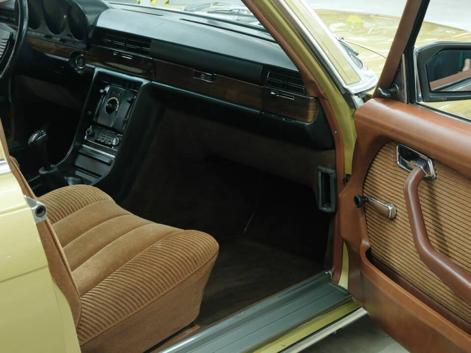 Image 47/50 de Mercedes-Benz 280 SE (1975)
