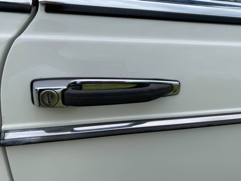 Image 26/49 of Mercedes-Benz 230 C (1980)