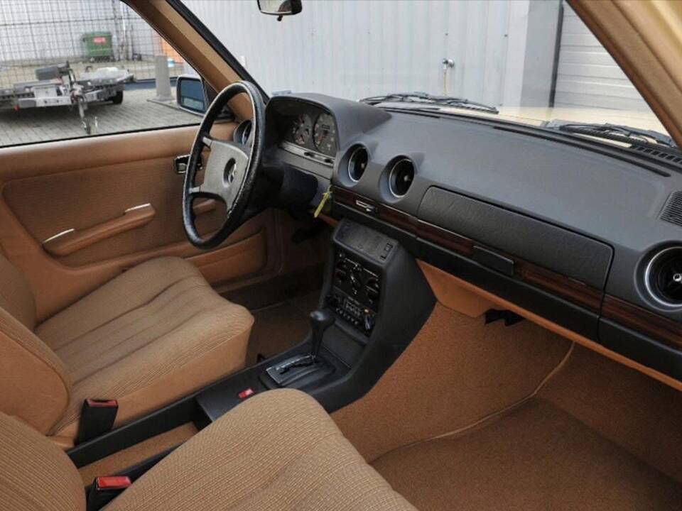 Afbeelding 6/15 van Mercedes-Benz 200 (1983)