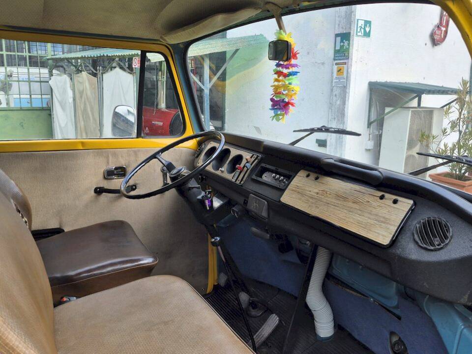 Bild 34/50 von Volkswagen T2b Kastenwagen (1976)
