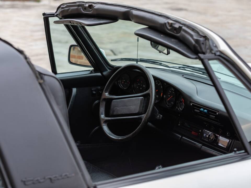 Afbeelding 25/45 van Porsche 911 Carrera 3.2 (WTL) (1988)