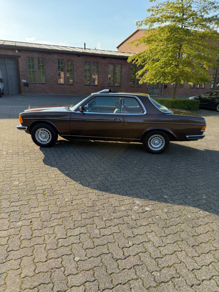 Image 8/31 of Mercedes-Benz 230 CE (1984)