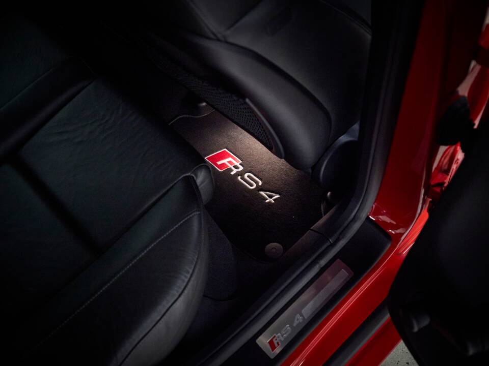 Image 51/95 of Audi RS4 Avant (2006)