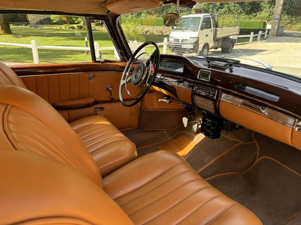 Image 2/8 of Mercedes-Benz 220 SE Cabriolet (1960)
