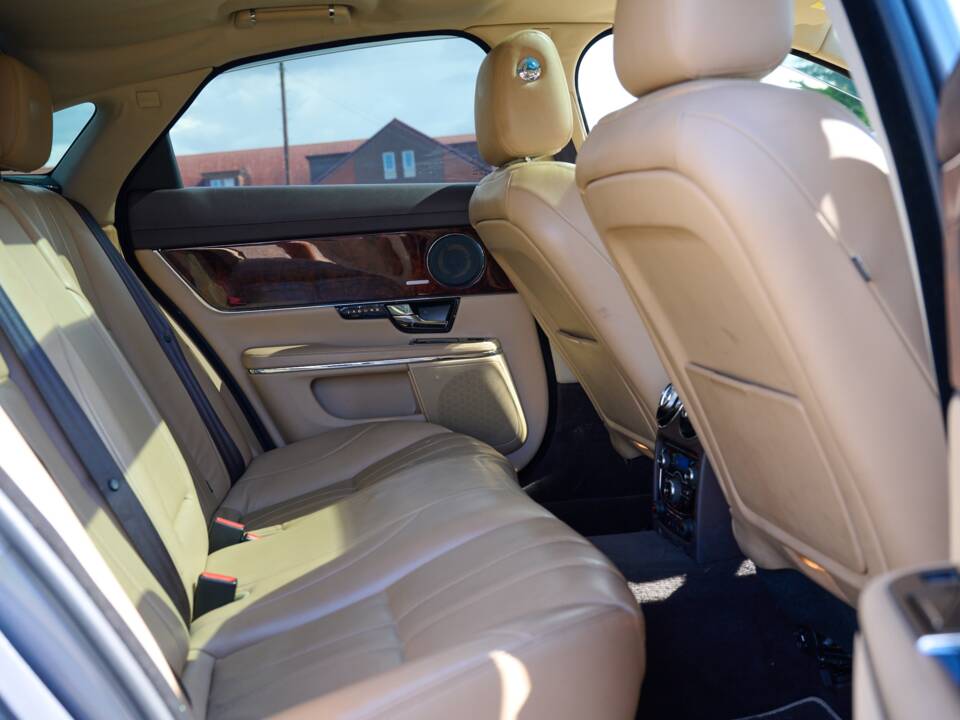 Bild 44/50 von Jaguar XJ 5.0 (2010)