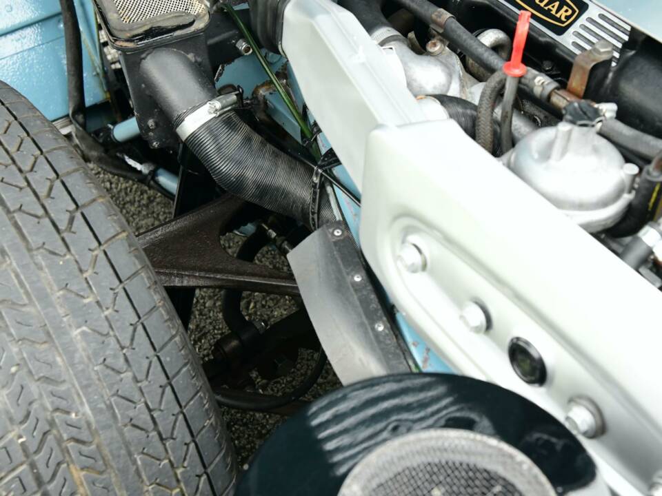 Image 43/50 de Jaguar E-Type V12 (2+2) (1972)